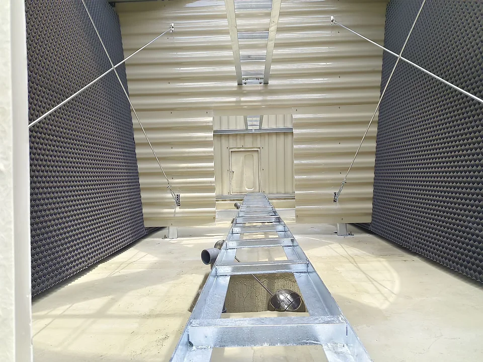 Closed-circuit cooling tower internal service corridor