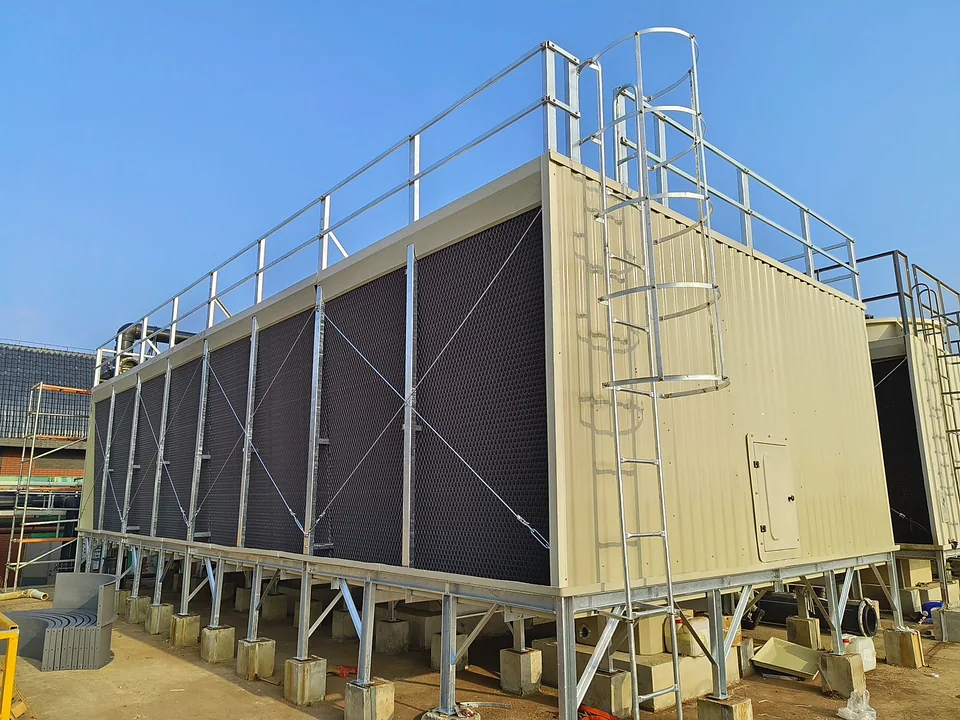Closed-circuit cooling tower with ladder access