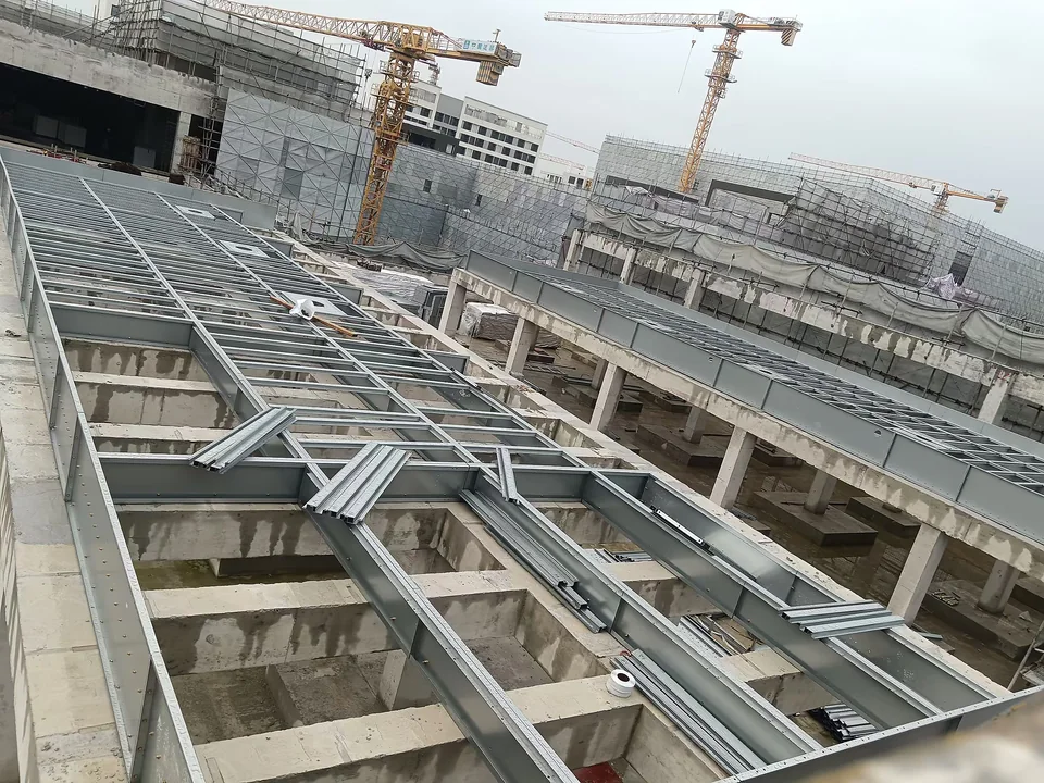 Rooftop cooling tower support structure during installation